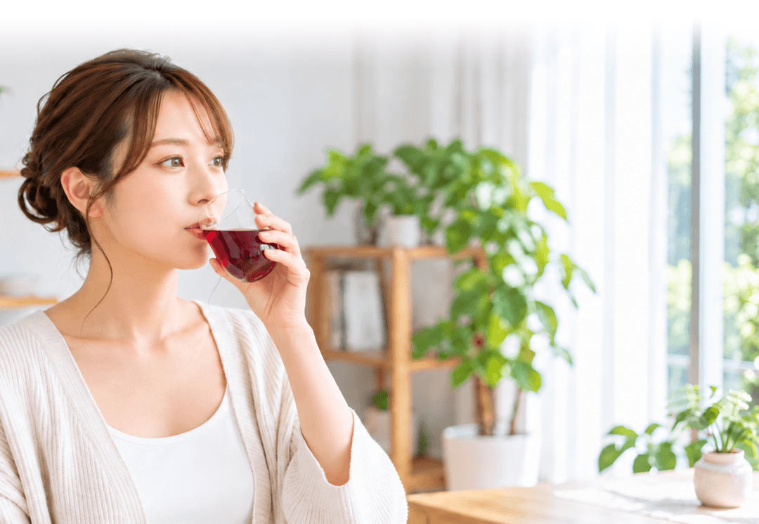 ザクロ＆3ベリーボーテをグラスで楽しむ女性